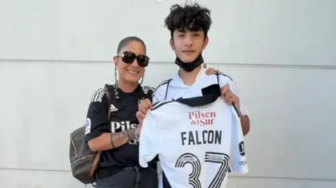 El joven Esteban recibió la camiseta por parte de Florencia, la señora de Falcón