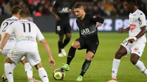 Marco Verratti enfrentando a defensores del Angers