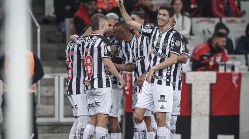 Mineiro derrotó al Paranaense con golazo de Zaracho