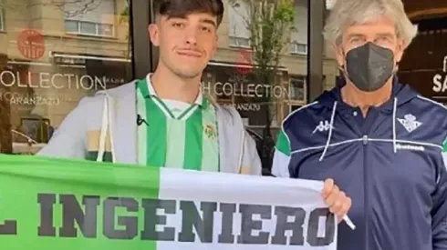 Pellegrini junto a Stefan Hernández, hincha del Real Betis