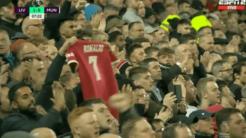 Los hinchas en el Anfield levantaron camisetas de Cristiano Ronaldo