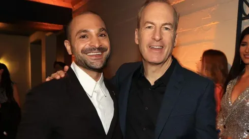 Michael Mando con el protagonista de Better Call Saul, Bob Odenkirk, en la premier de este lunes.