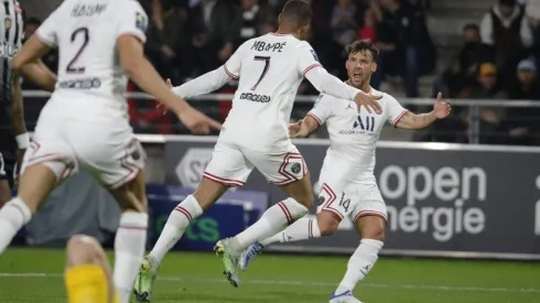 Kylian Mbappé la mandó a guardar para abrir la cuenta.