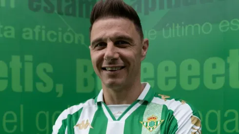 Joaquín reveló la nueva camiseta del Betis para la final de la Copa del Rey