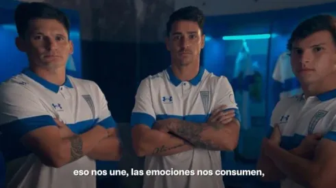 La nueva camiseta de la UC modelada por Parot, Zampedri y Tapia.