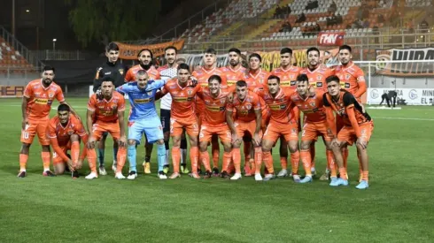 Cobreloa derrotó a Deportes Recoleta con Lucas Simón invitado a la foto y homenaje de los hinchas.