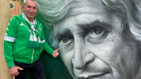 Manuel Pellegrini desata la locura en los hinchas, que lo homenajean con un lienzo en las calles de Sevilla