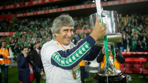 Pellegrini levanta la Copa del Rey obtenida en Sevilla