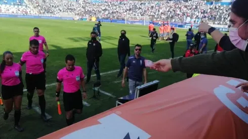 La cuarteta referil le dio cero bola al hincha que quería entregarles un billete de cinco mil pesos