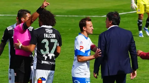 Gustavo Quinteros siendo expulsado en el empate de Colo Colo ante la UC.