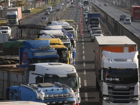 Camioneros cortan Ruta 5 Sur pese a llamado de gremios a no sumarse al paro