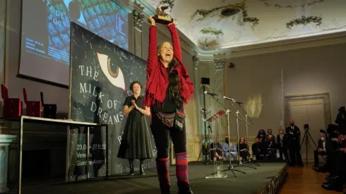 El importante premio que recibió Cecilia Vicuña en la Bienal de Venecia