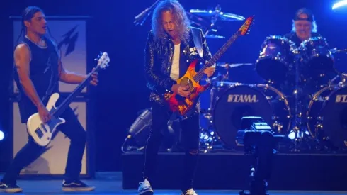Robert Trujillo, Kirk Hammet y Lars Ulrich sobre el escenario en un show de Metallica.