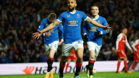 Kemar Roofe celebra uno de los goles con los que avanzó a semifinales de Europa League