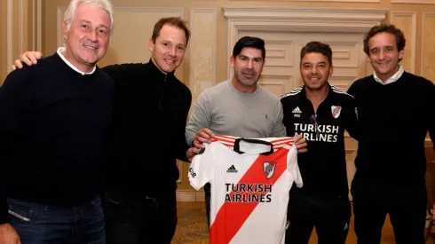 José Marcelo Salas y Marcelo Gallardo acompañado por los dirigentes de River Plate.