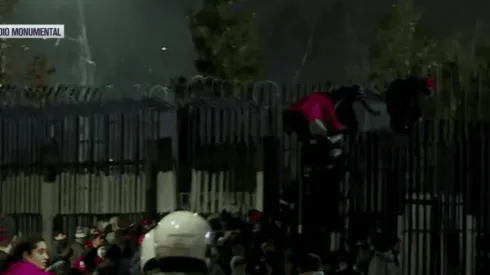 Hinchas del Cacique intentaron entrar en masa por el acceso a la Tribuna Océano del Estadio Monumental.