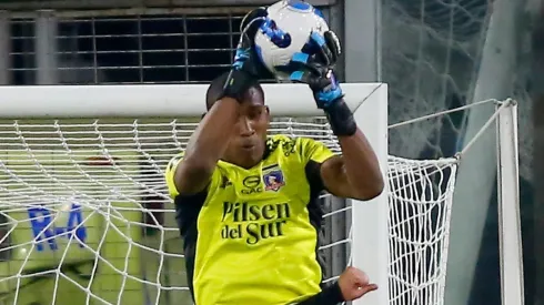Omar Carabalí en el partido de Colo Colo ante River Plate.