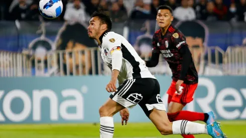Gabriel Suazo en duelo frente a River Plate en Copa Libertadores