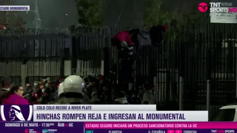 Un grupo de colocolinos rompieron portones para ingresar al Monumental.