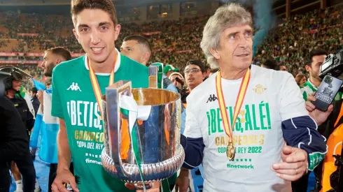 Manuel Pellegrini vive unos días de felicidad total con la Copa del Rey,