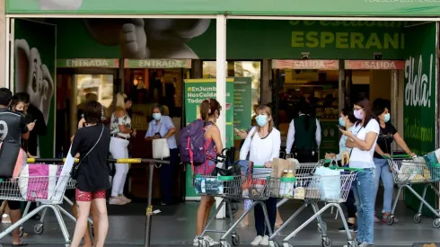 ¿Qué negocios y comercios pueden abrir este 1 de mayo en Chile?