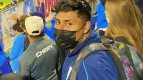 El violento hecho cometido por el hincha de la UC quedó registrado en video.