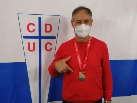 Hinchas de la UC piden el chaleco sandía de Holan