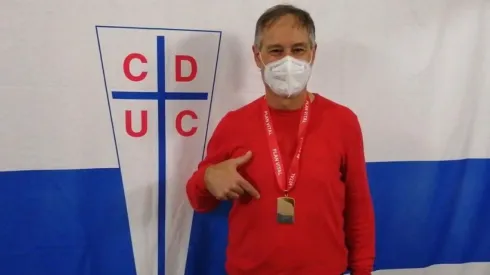 Hola celebrando con su medalla y con el clásico chaleco sandía.