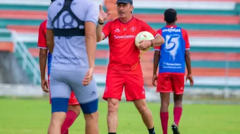 Manuel Suárez no tuvo un buen estreno oficial como primer entrenador en el fútbol profesional