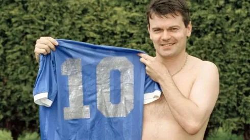 Steve Hodge con la camiseta que cambió con Maradona y que ahora lo hizo millonario