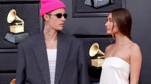 Justin Bieber y Hailey Bieber en los Grammy 2022.