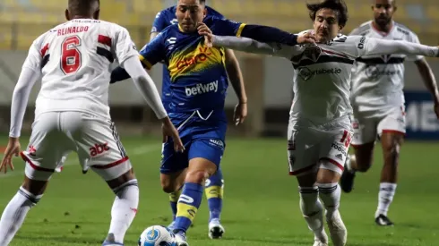 Everton ha tenido que luchar con sus rivales y también con muchos errores arbitrales.