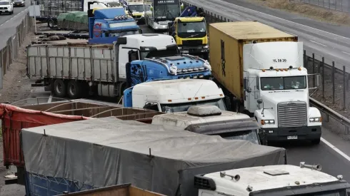 CMPC anuncia que paralizarán las operaciones si camioneros no despejan las rutas tomadas