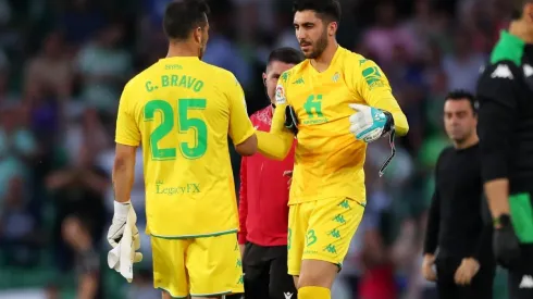 Claudio Bravo tuvo que dejar la cancha ante el Barcelona tras sufrir una lesión
