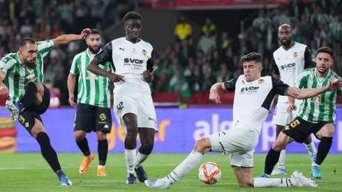 Valencia y Betis durante la final por la Copa del Rey.