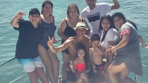 Alexis abrazado por su madre en unas hermosas vacaciones
