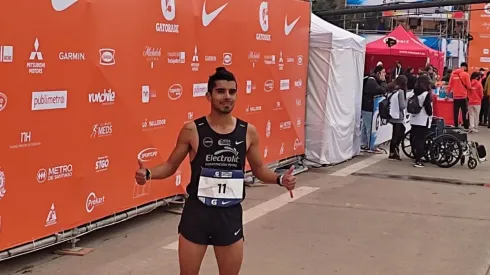 Cortés celebra tras ganar la Maratón de Santiago