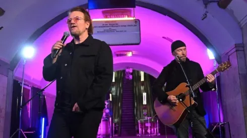 Bono y The Edge, de U2, en el metro de Kiev, Ucrania.
