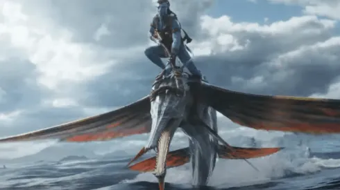 Jake Sully a la carga en una nueva bestia del mundo de Pandora, que se conocerá en Avatar: El Camino del Agua.