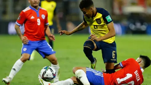 Byron Castillo jugando contra Chile en San Carlos de Apoquindo