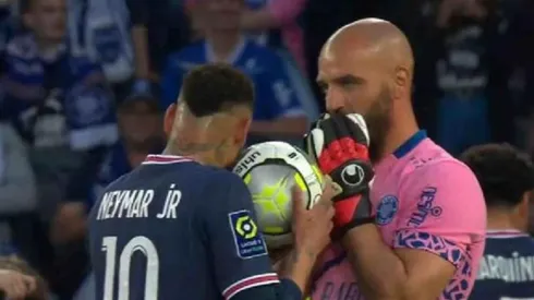 Neymar escucha lo que le dice Moulin antes del penal