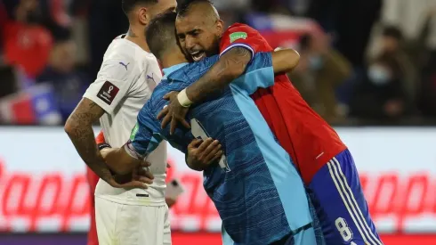 Claudio Bravo festeja el título de Arturo Vidal y Alexis Sánchez con Inter en la Copa Italia.