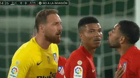 La molestia de Jan Oblak con Renan Lodi por marcar mal.