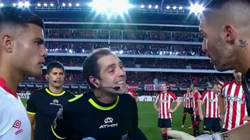 Mariano Andújar pelea con el árbitro Echenique en la Copa de Argentina