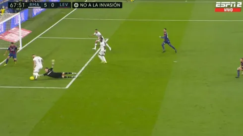 Una humillación total de Karim Benzema al portero de Levante.