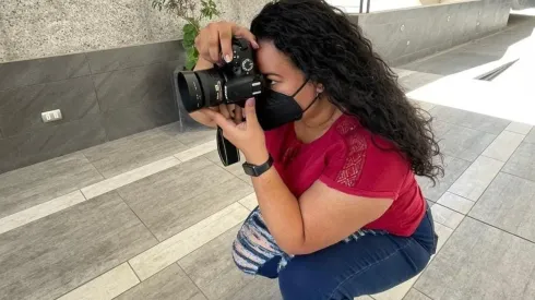 Yasmín Órdenes fotografiando