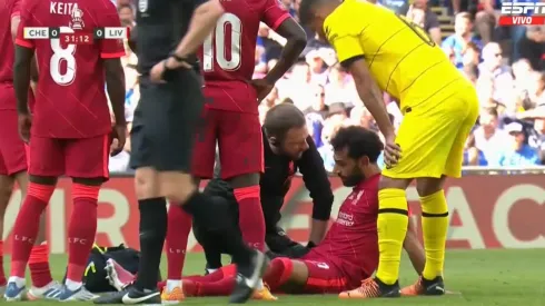 Mohamed Salah se tendió en el césped lesionado.