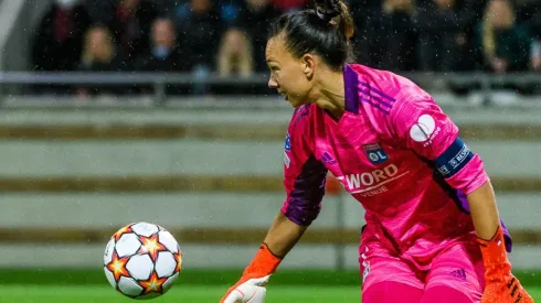 Christiane Endler es elegida la mejor arquera del fútbol francés.