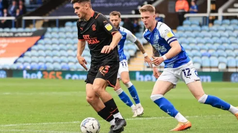 Jake Daniels se desempeña en el Blackpool de la Championship
