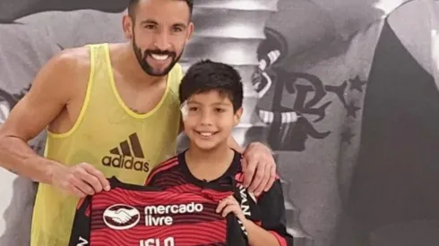 Isla se juntó con Thiago y lo regaloneó con su camiseta